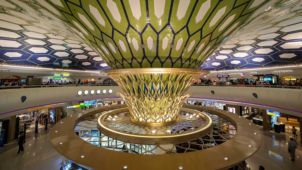 Из аэропорта Абу-Даби вылетел первый за сутки самолет