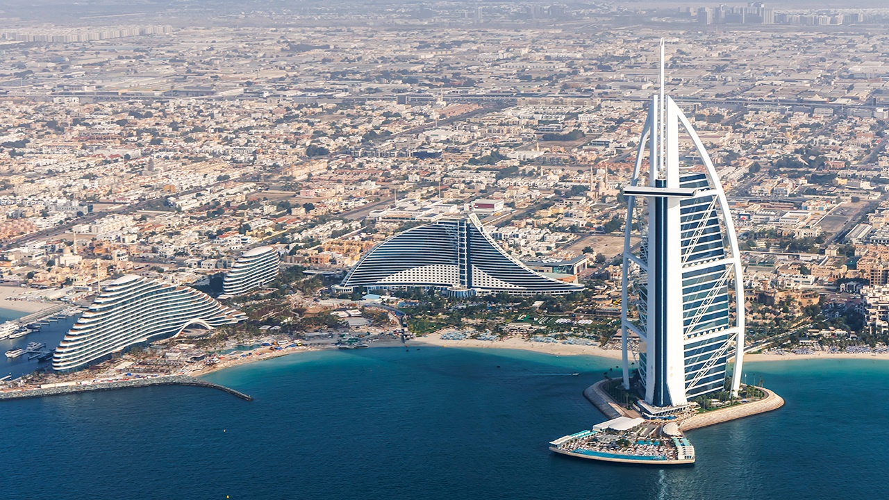 Власти Дубая поручили отелям продлить туристам проживание 