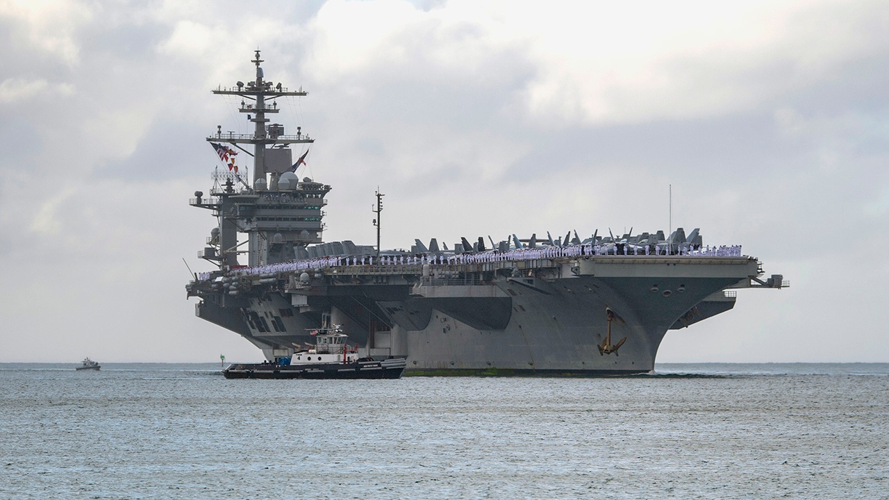 Авианосец USS Abraham Lincoln покинул район дислокации после удара КСИР