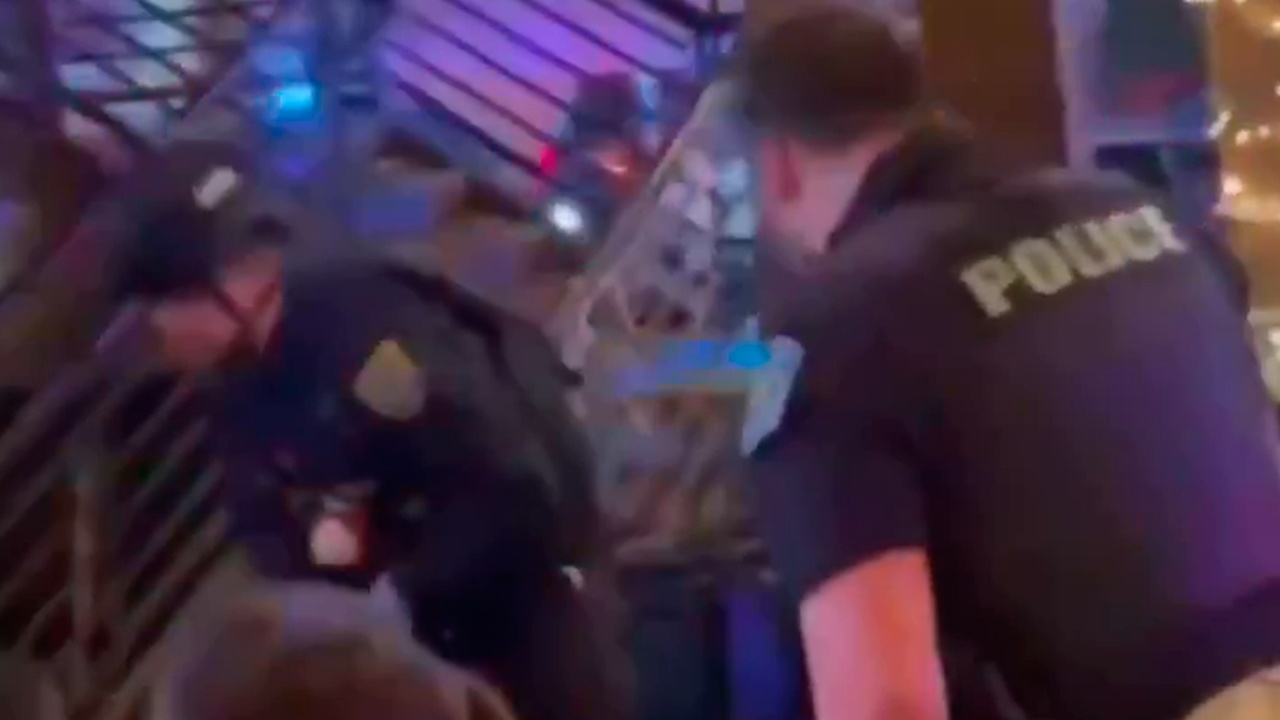 Мигрант с символикой Ирана открыл стрельбу по людям в баре в Техасе