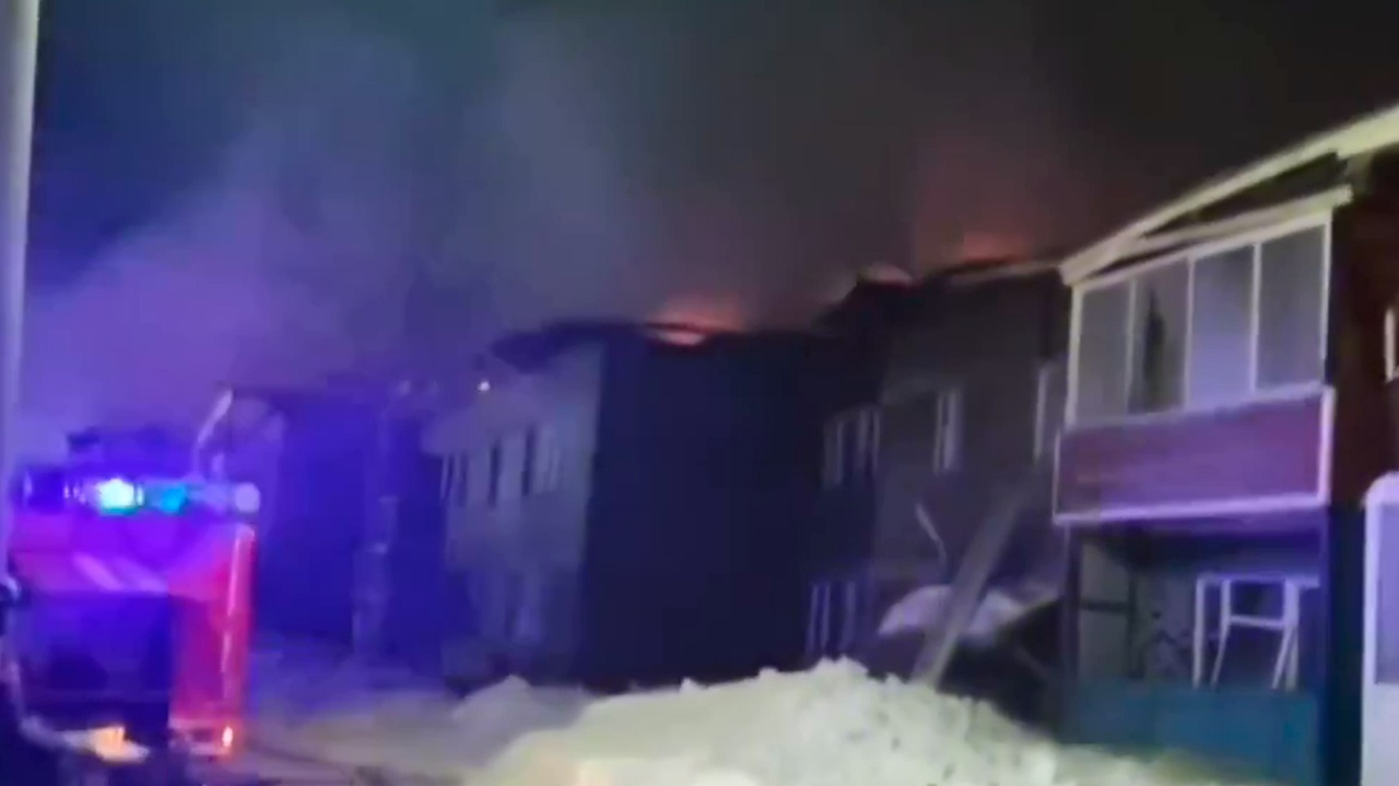 В Бурятии огонь охватил два многоквартирных дома