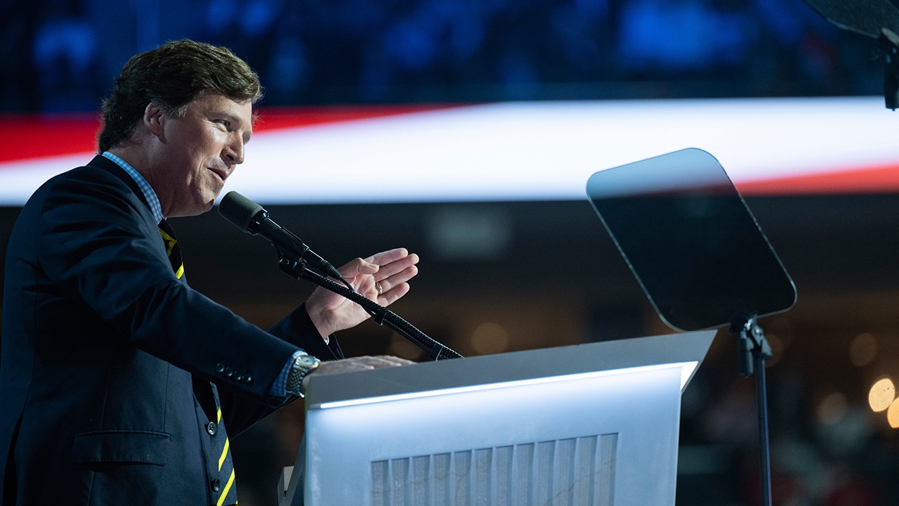 У Такера Карлсона украли грузовик с 378 тысячами банок снюса 