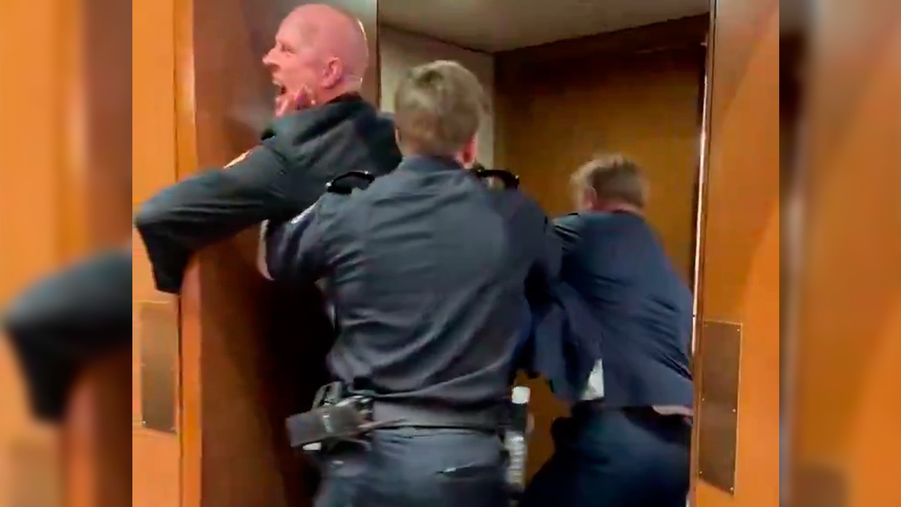 Ветеран морской пехоты устроил протест на слушаниях в сенате США