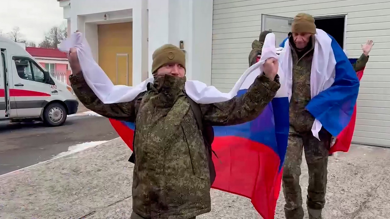 Опубликованы кадры возвращения военнослужащих из плена 