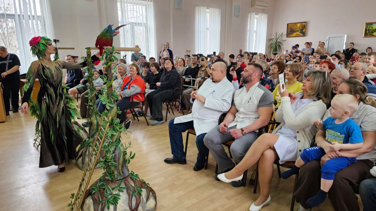 Запашный и фонд «Орион» устроили праздник для пациентов больницы в Донецке