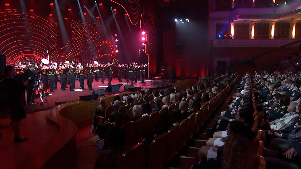 Женщин-военнослужащих поздравили с 8 марта со сцены ЦАТРА