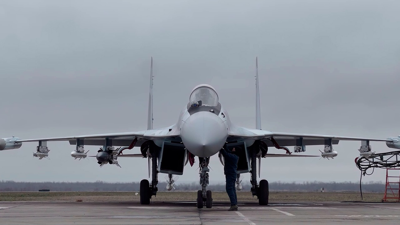 Экипаж Су-35С прикрыл вертолеты, наносящие удары по боевикам на земле