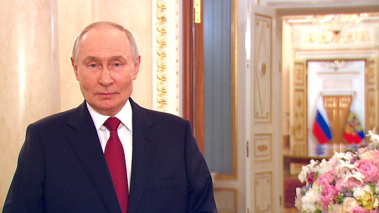 Путин поздравил россиянок с Международным женским днем