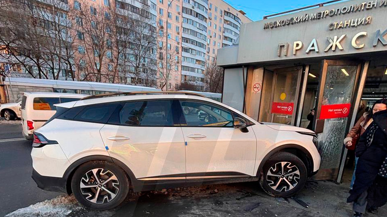 На Пражской закрыт выход, куда влетел дипломатический автомобиль