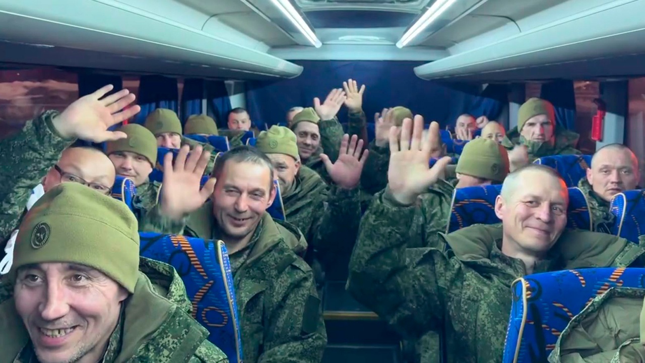 К тем, кто верил и ждал: в Москву прилетели освобожденные из плена бойцы