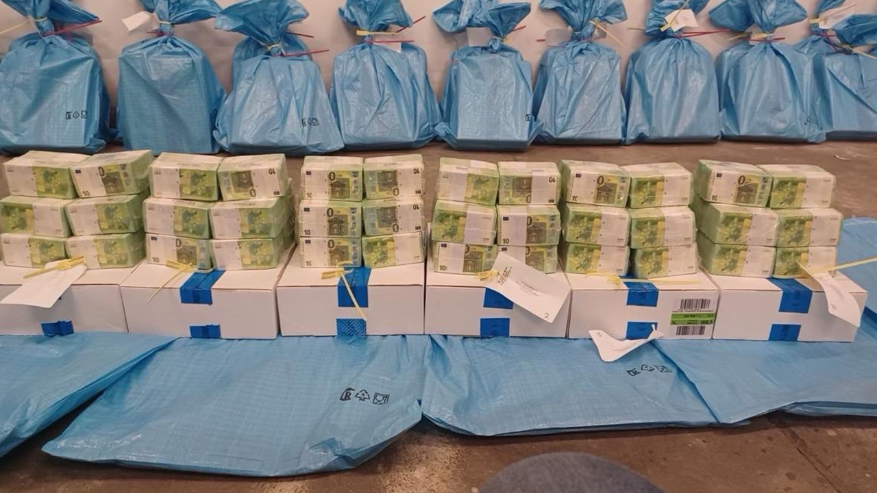 Киев потребовал от Будапешта вернуть два броневика с золотом и деньги