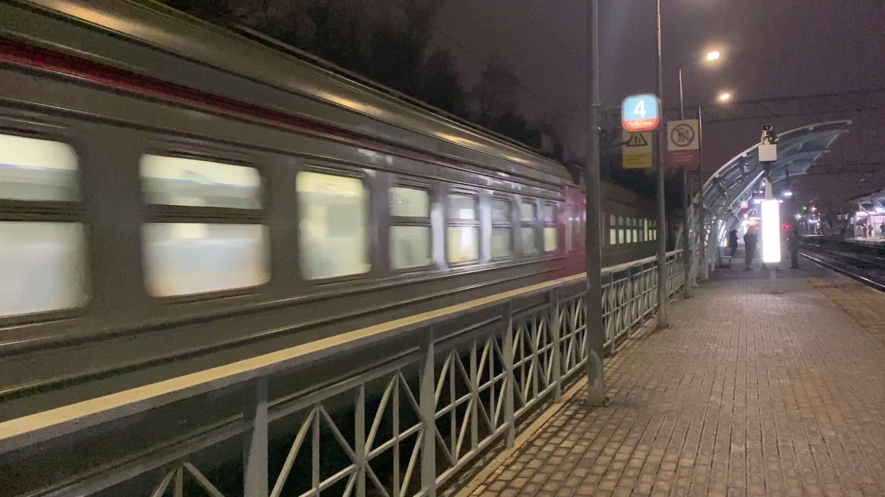 Четыре человека попали под электричку в Москве