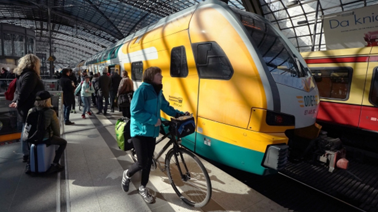 Восемь человек пострадали в результате столкновения поездов на вокзале в Баварии