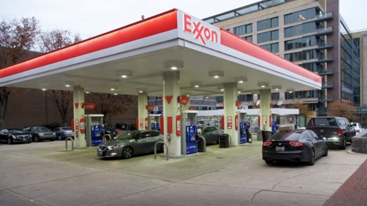 Бензин в США подорожал на четверть доллара за неделю