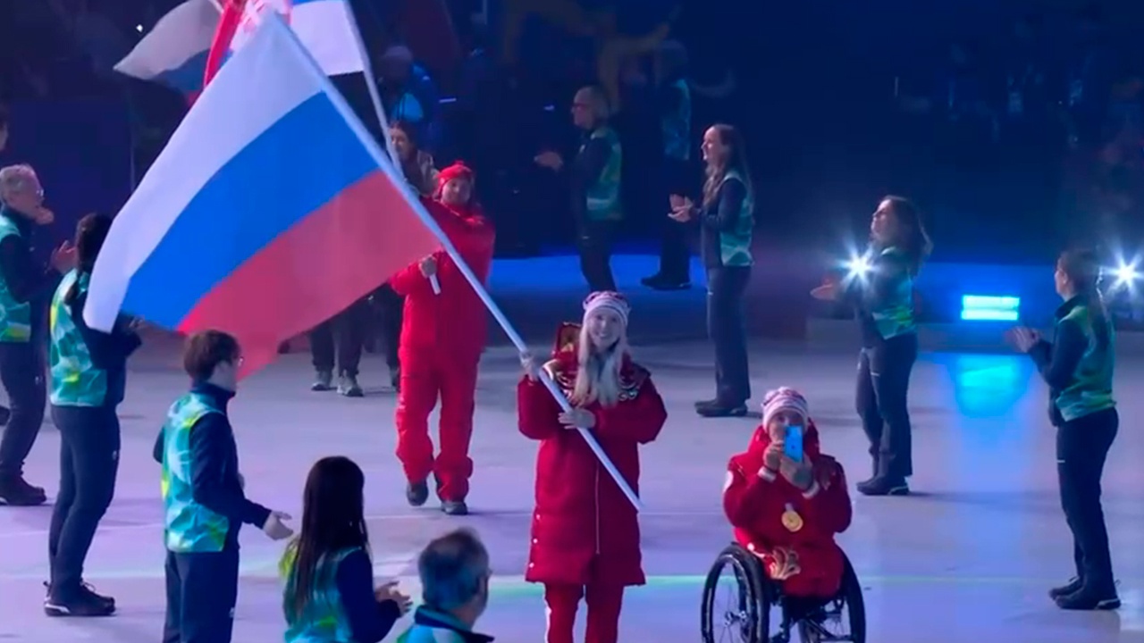 Российские спортсмены с флагом прошли на церемонии закрытия Паралимпиады