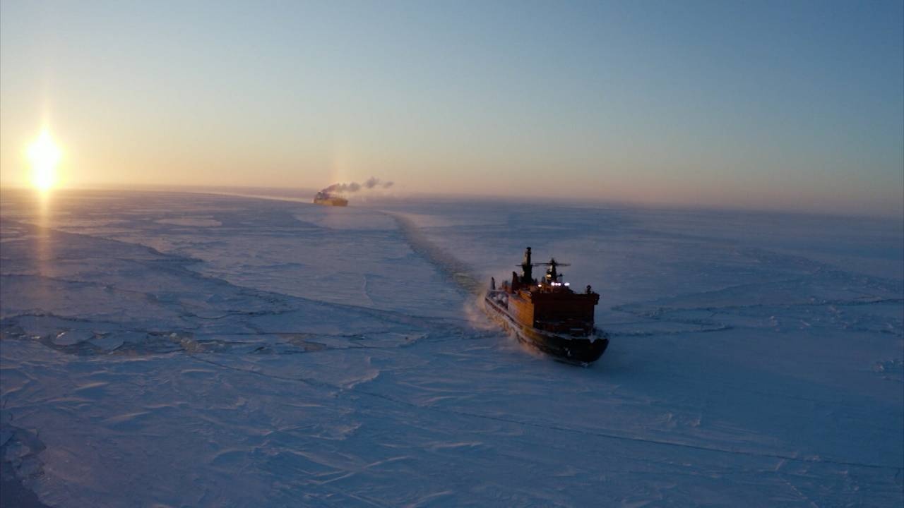 Через тяжелые льды: как российские ледоколы обеспечивают зимнюю навигацию