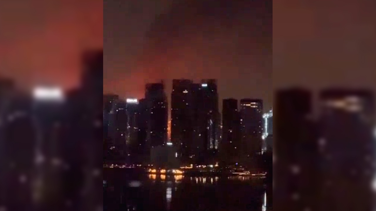 В районе аэропорта в Дубае начался пожар из-за беспилотника