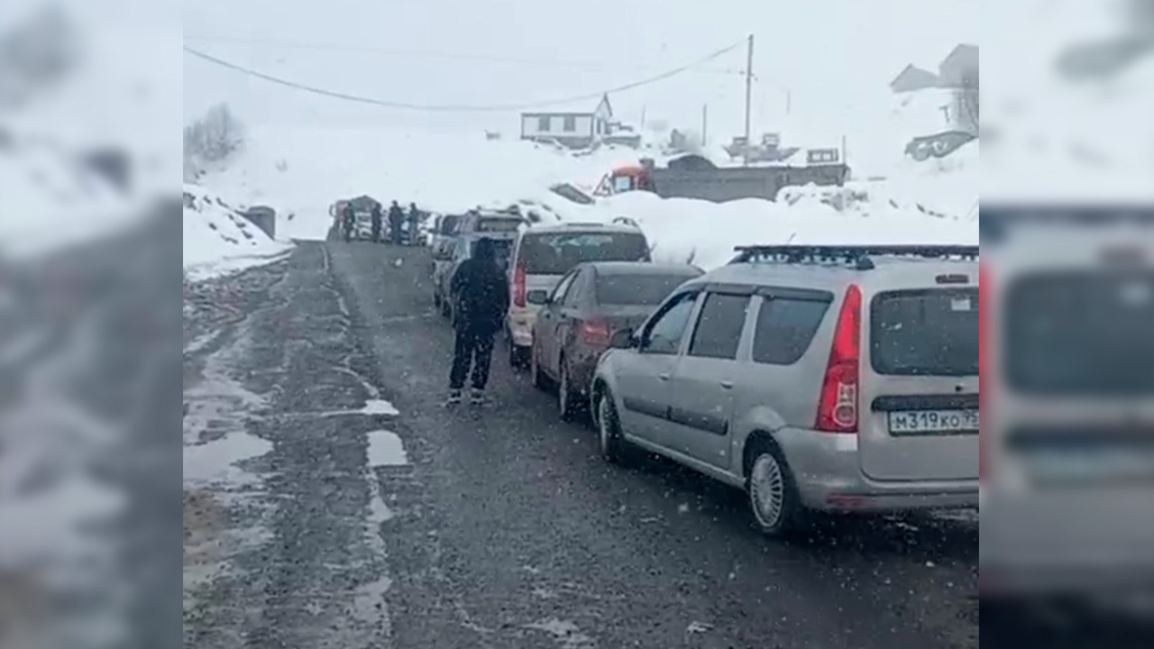 Российские туристы застряли в Верхнем Ларсе из-за схода лавин