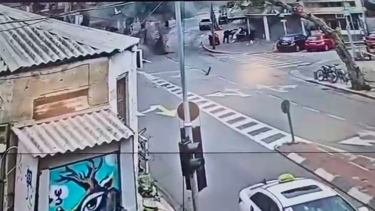 Падение кассетного боеприпаса рядом с людьми в Израиле сняли на видео