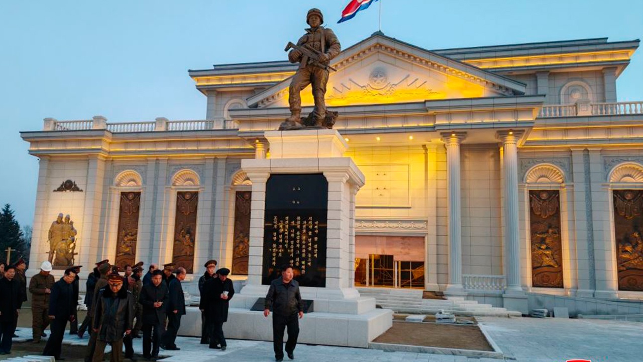 Ким Чен Ын посетил стройку музея участников боев в Курской области