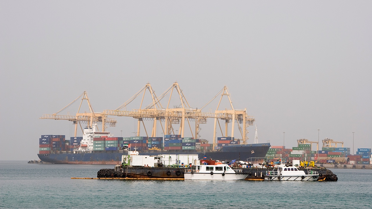 Снаряд поразил танкер в 40 км от эмиратского порта Фуджейра