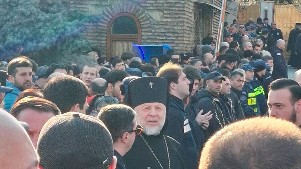 В Тбилиси проходит многотысячный крестный ход в связи со смертью Илии II