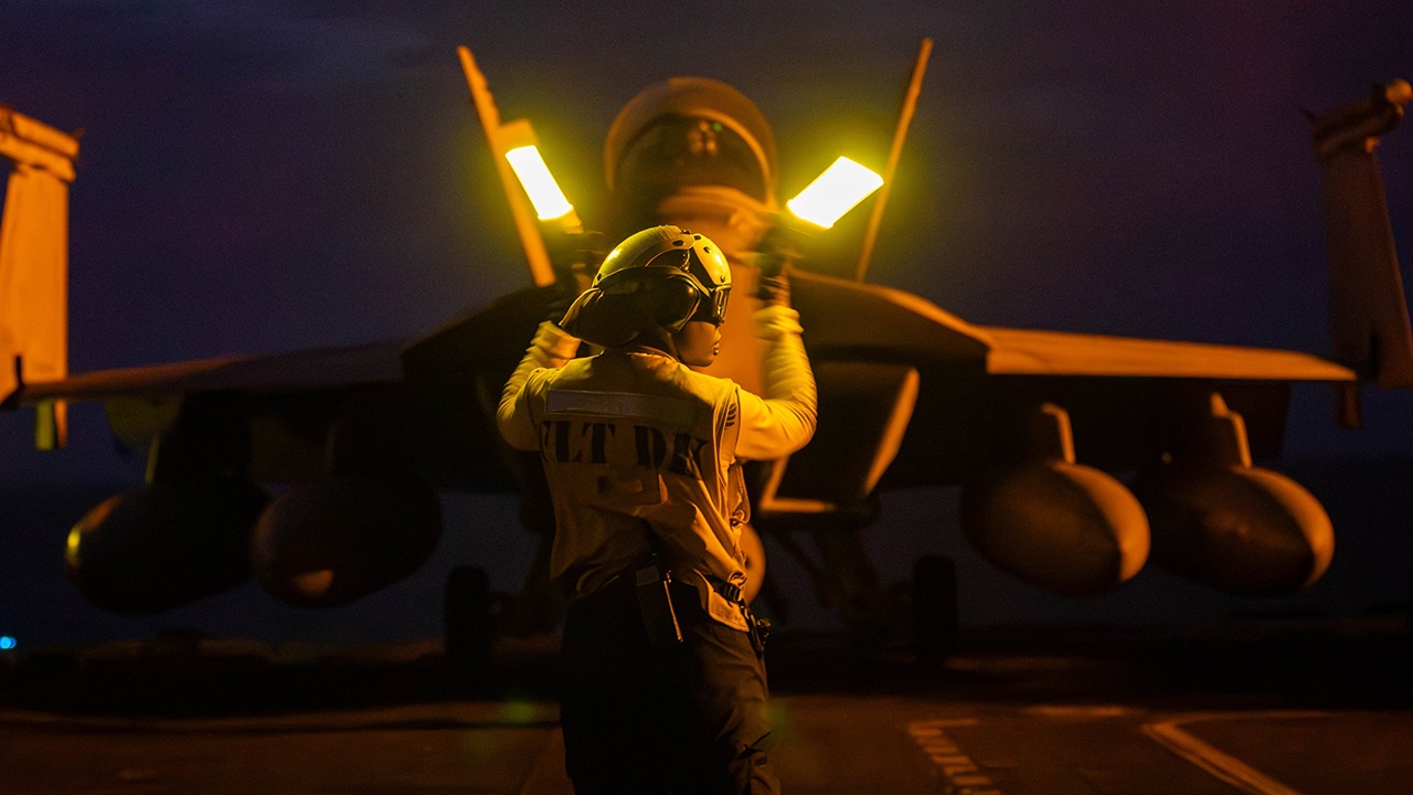 США ударили по иранским объектам в Ормузском проливе бункерными бомбами