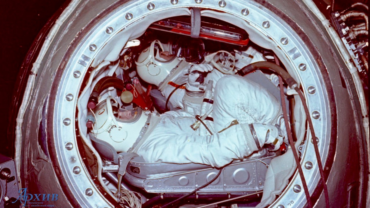 Опубликованы фото о подготовке к первому выходу в открытый космос