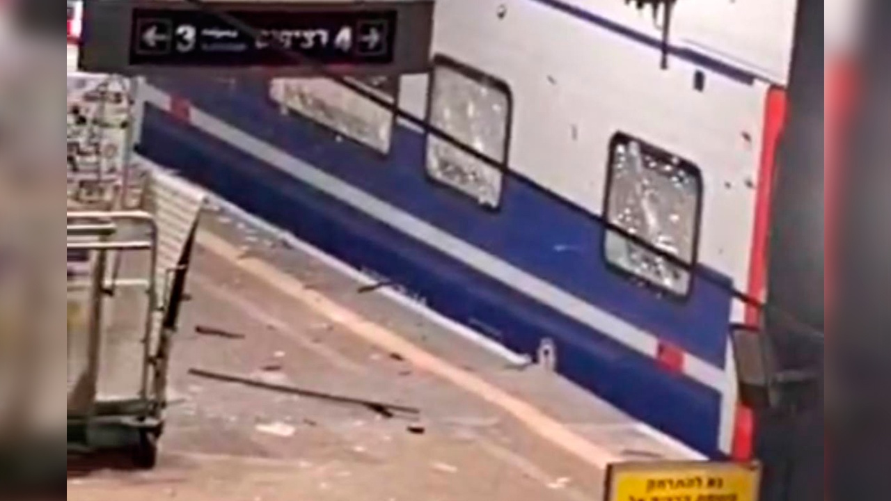 В Тель-Авиве получила повреждения ж/д станция из-за падения ракетных осколков