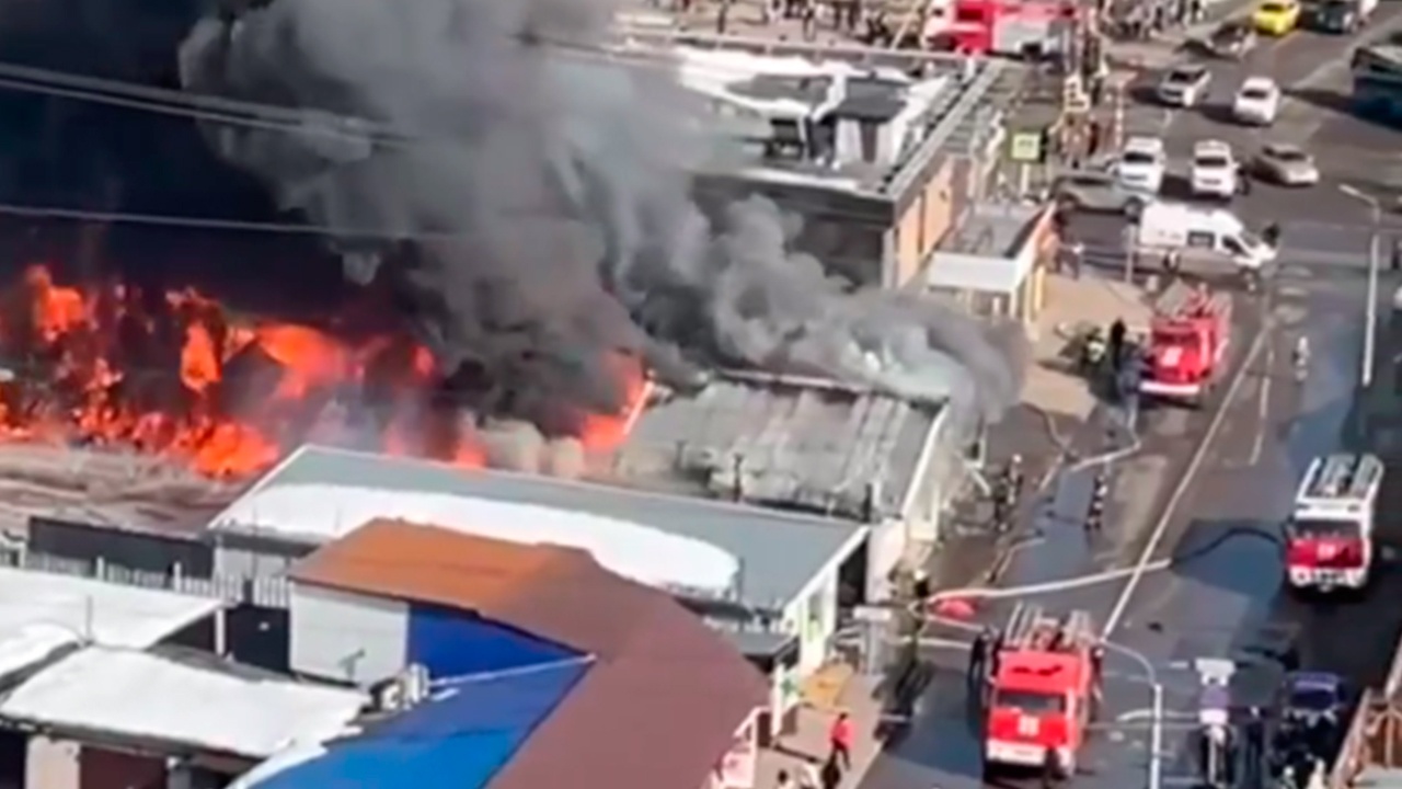 Площадь пожара на рынке в Солнечногорске увеличилась до 5 тысяч квадратов