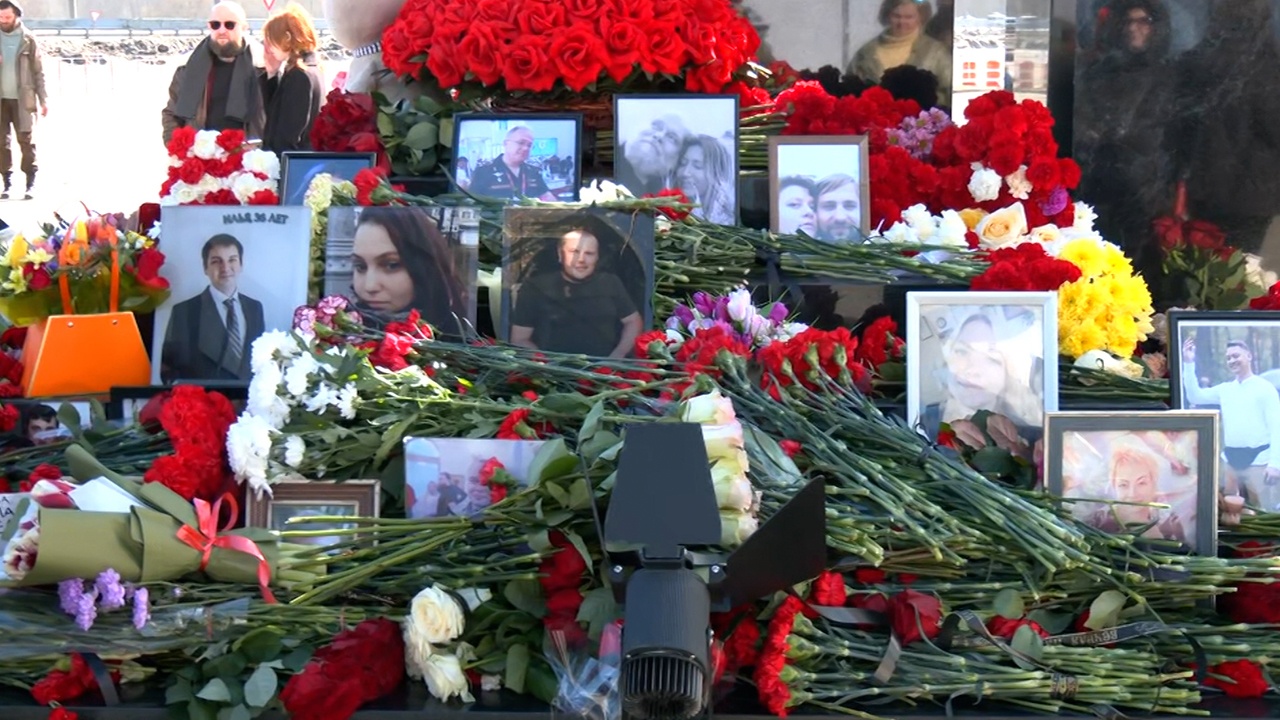 Цветы несут к мемориалу у «Крокуса» в память о жертвах теракта