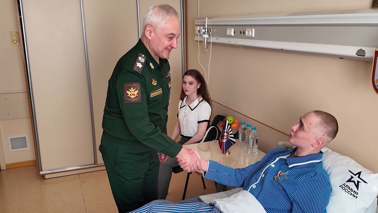 Белоусов вручил медаль «Золотая Звезда» рядовому Сергею Ярашеву