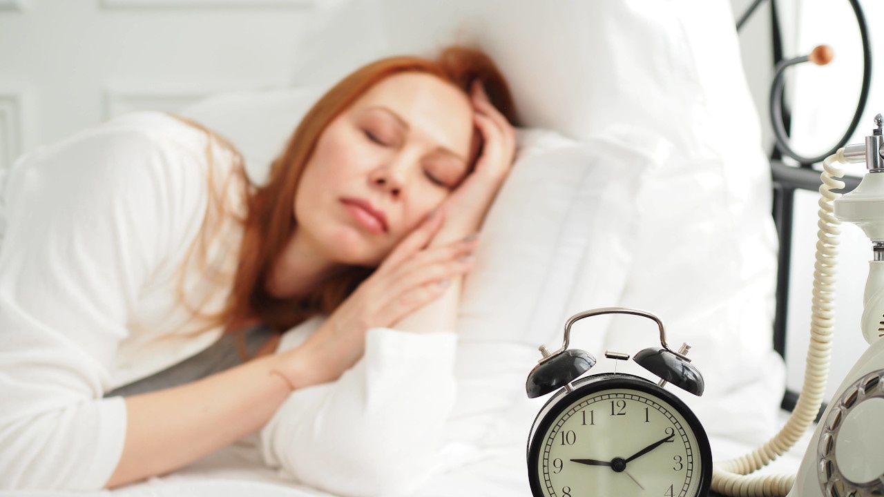 Сомнолог перечислил причины пробуждения посреди ночи