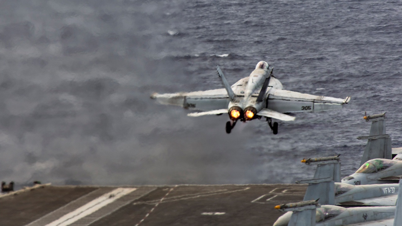 Bloomberg: горевший 30 часов авианосец США не прошел испытания перед боем