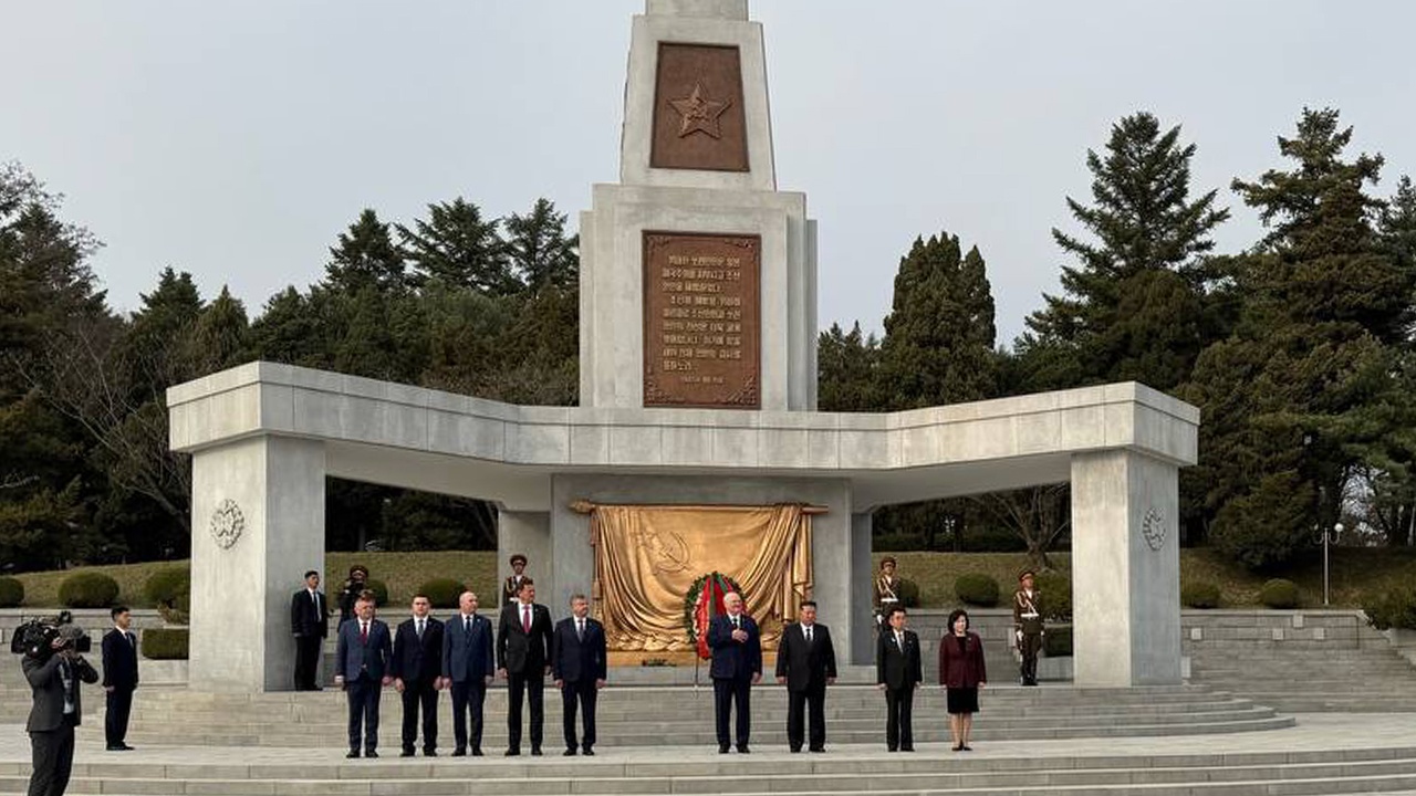 Лукашенко по просьбе Путина возложил цветы к монументу в Пхеньяне в благодарность бойцам КНДР за помощь в СВО