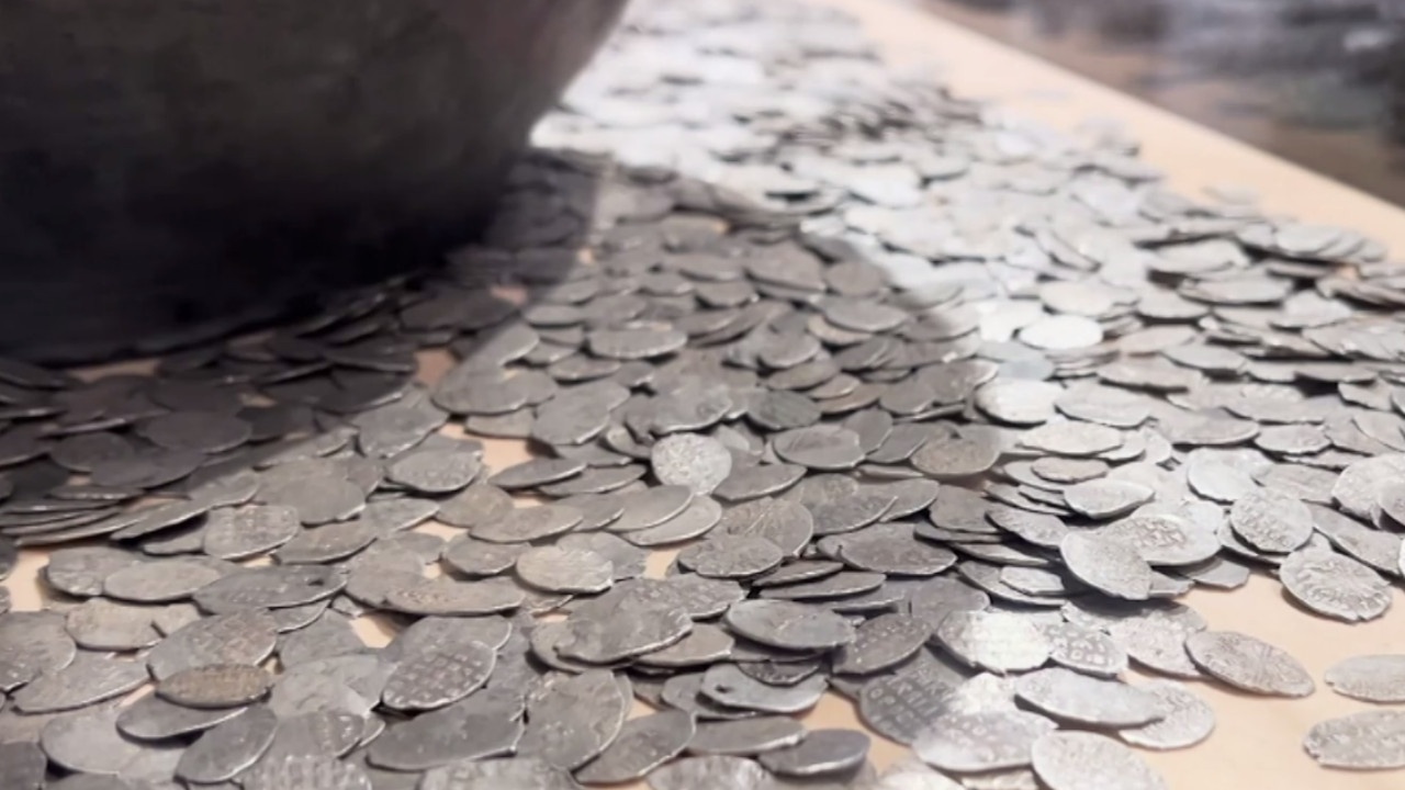 Крупнейший клад серебряных монет XVII века продемонстрировали в Москве