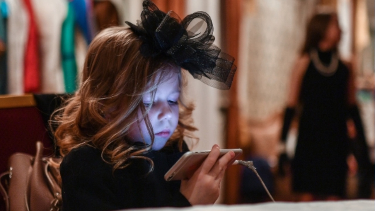 В Минпросвещения начали обсуждать запрет детям на смартфоны
