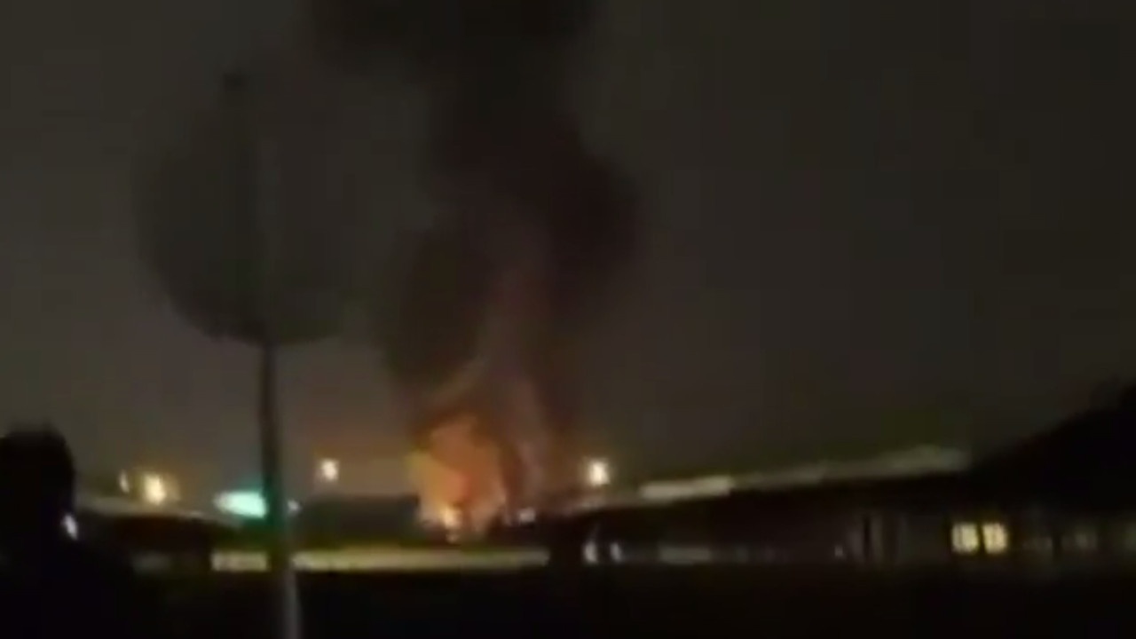 Топливный резервуар вспыхнул в аэропорту Кувейта после атаки БПЛА