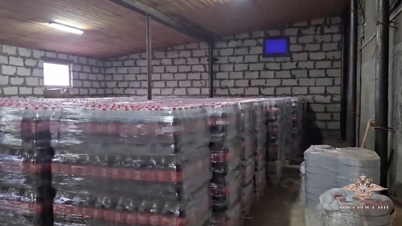 В Смоленской области полиция конфисковала 38 тысяч бутылок поддельной колы 