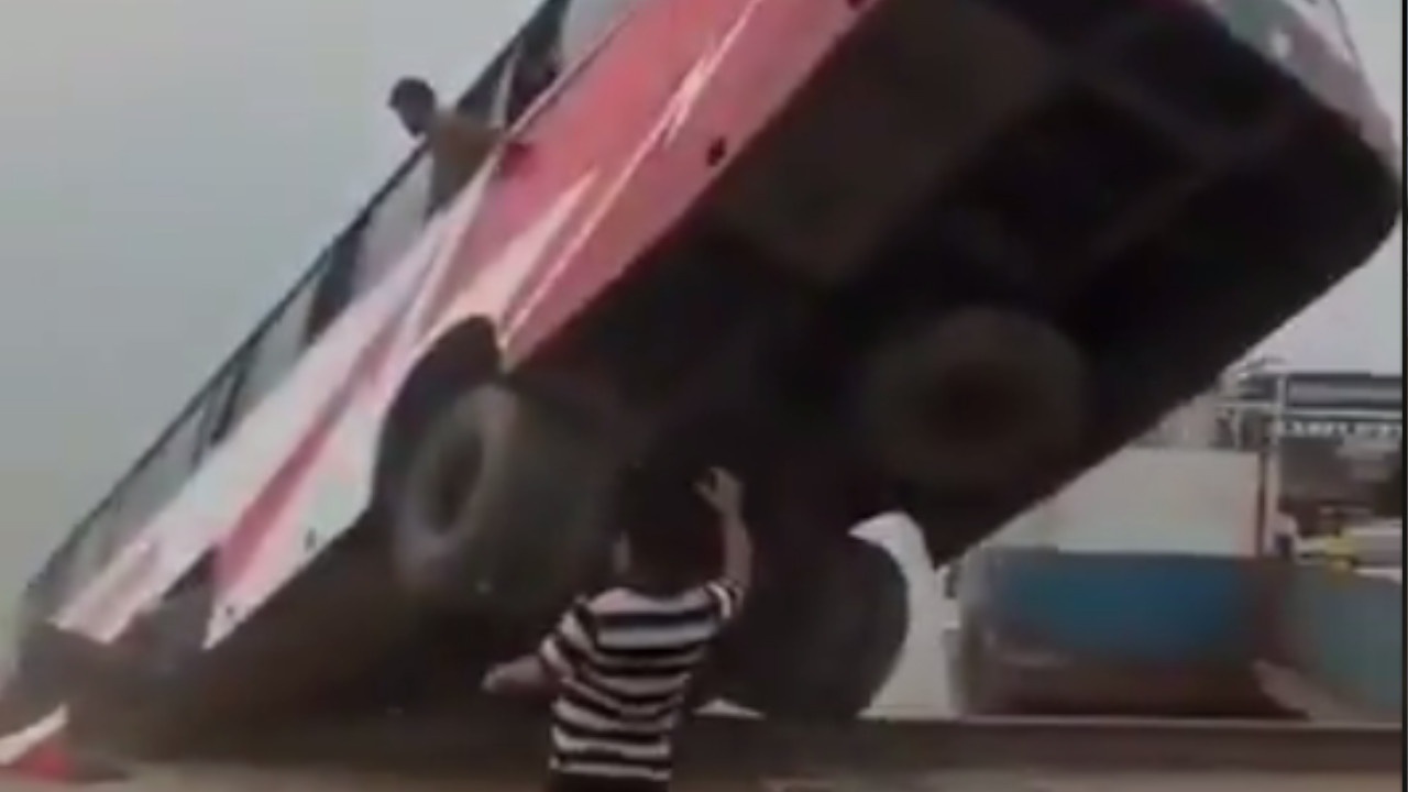 В Бангладеш 18 человек погибли при падении автобуса в реку