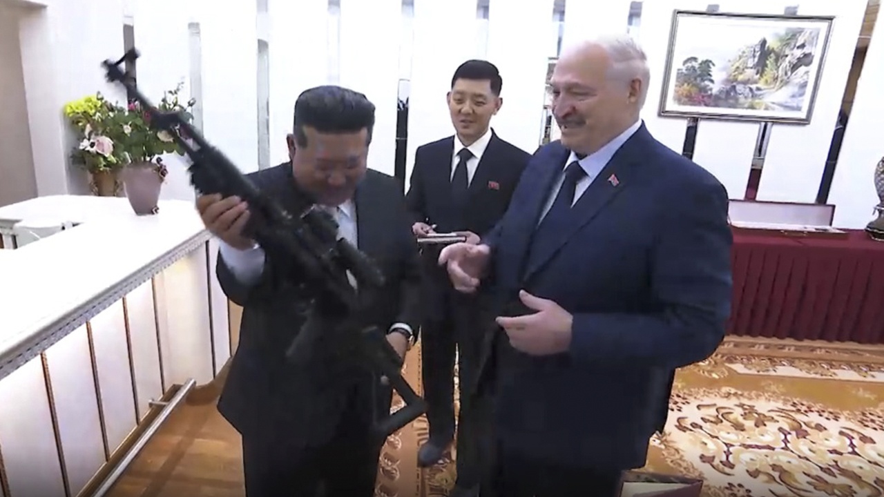 Лукашенко подарил Ким Чен Ыну автомат и гостинцы из Белоруссии