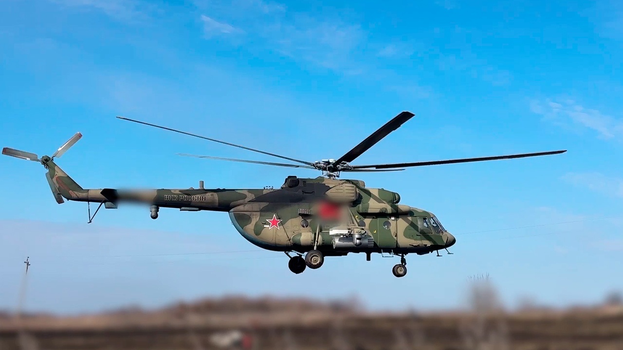 Поисково-спасательная группа на Ми-8 сопроводила ударные вертолеты