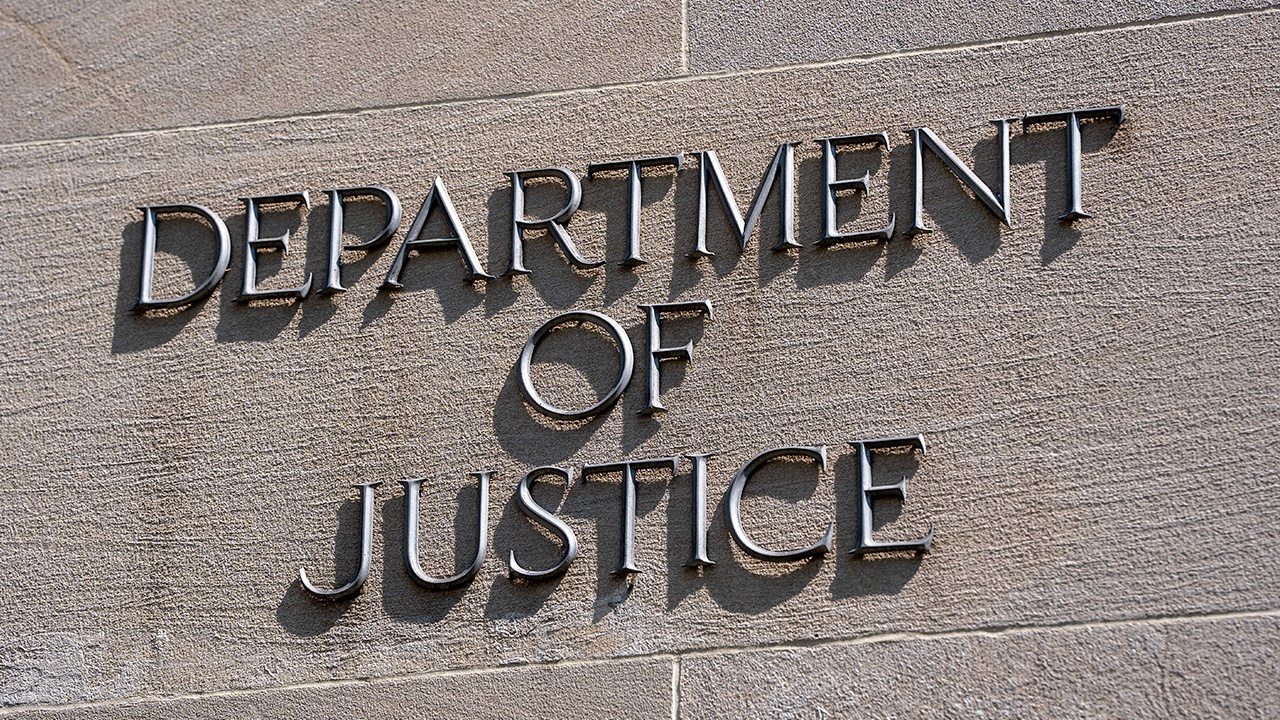 Жертвы Эпштейна подали иск в суд против Минюста США