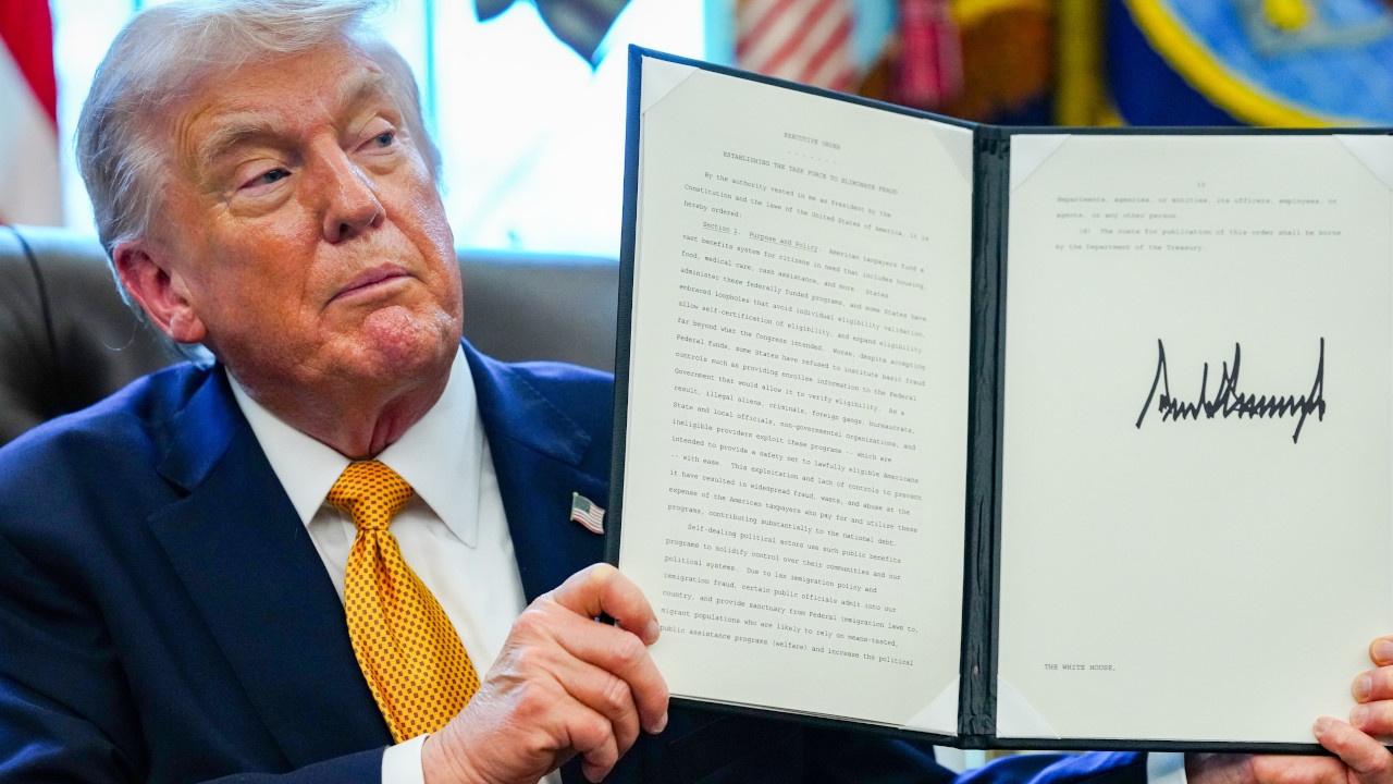 Автограф Трампа разместят на американских долларах