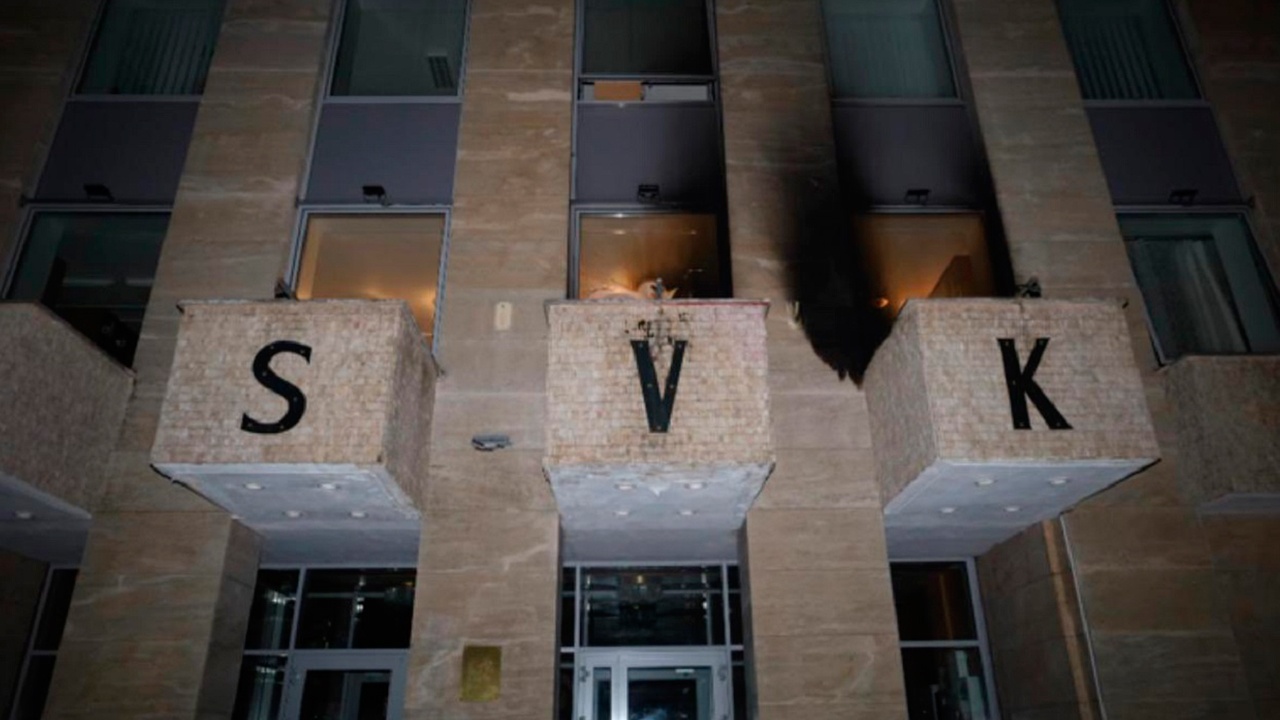 Русский дом в Праге закидали бутылками с зажигательной смесью