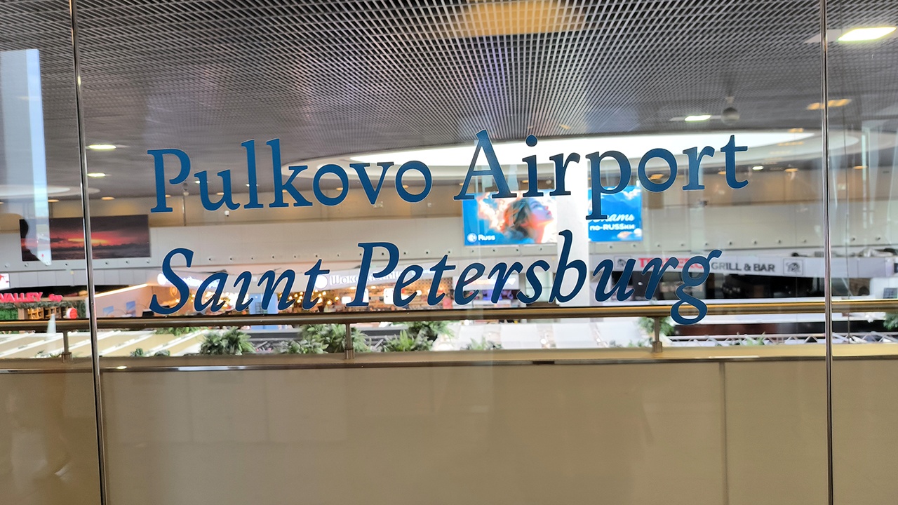 В Пулково задержали и отменили уже более 60 рейсов