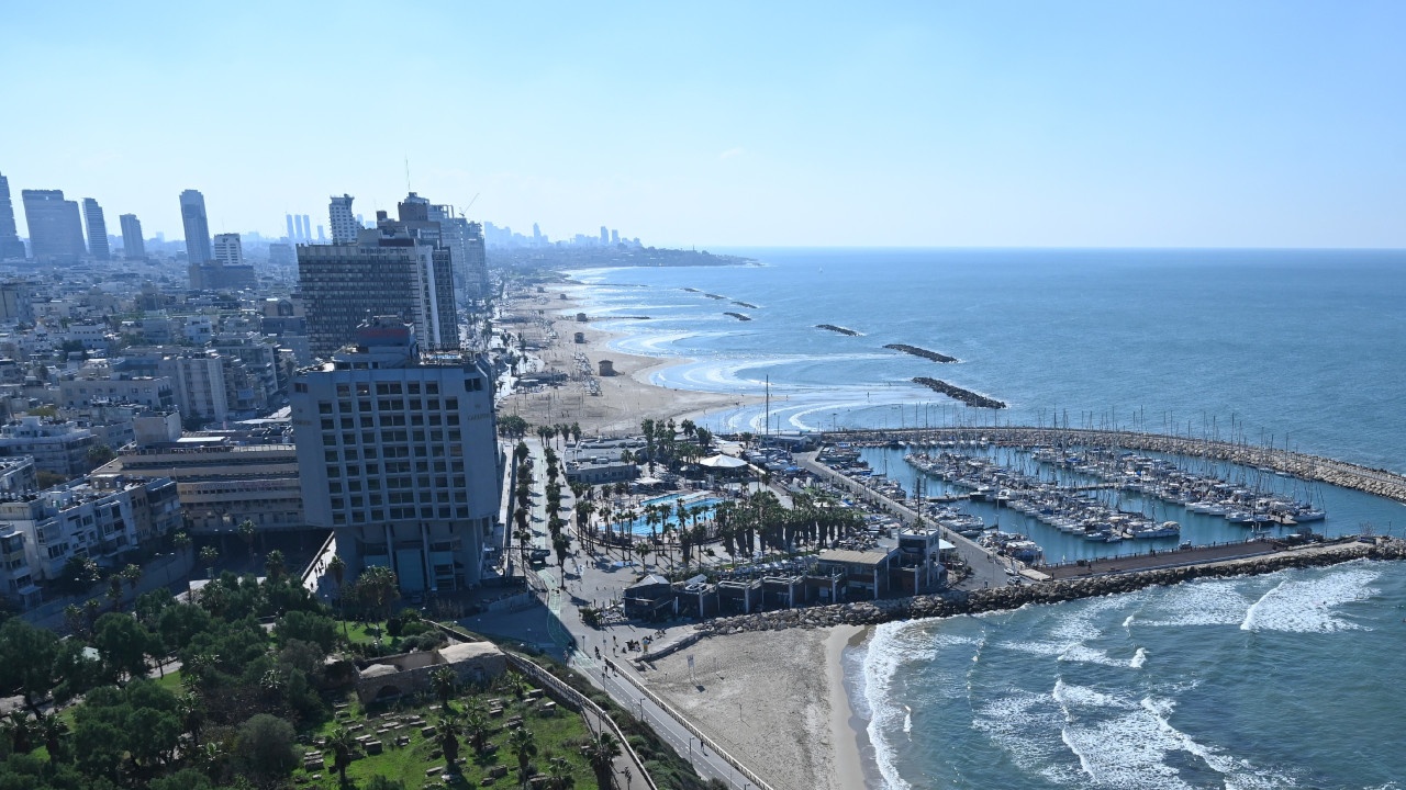 В Тель-Авиве часть иранской ракеты упала на бюро ТАСС