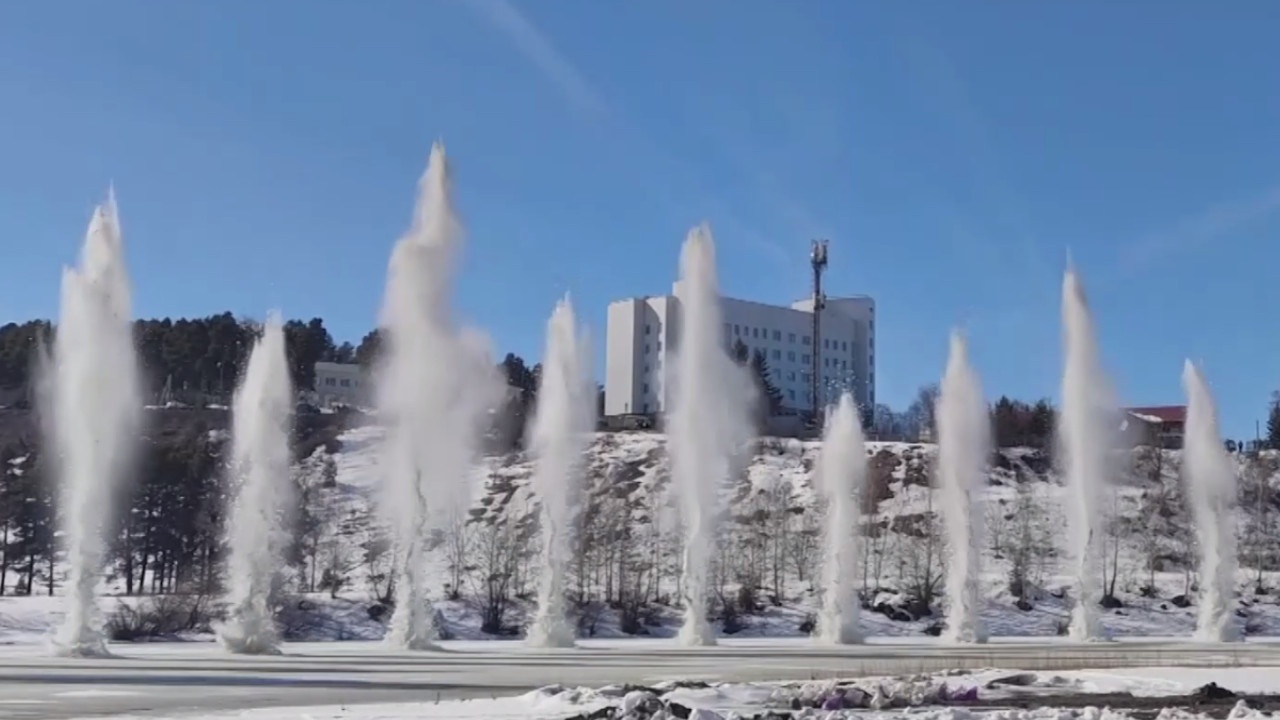 Военные инженеры показали, как взрывают лед на реках Урала