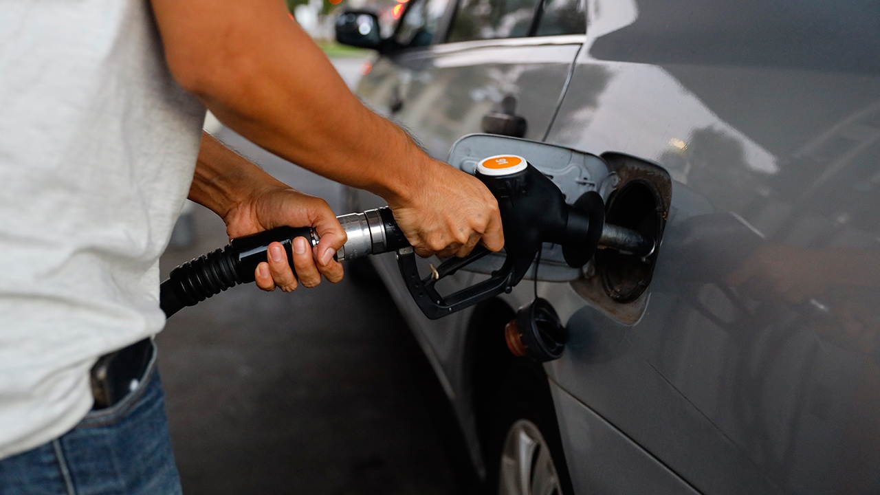 Еврокомиссар предложил европейцам меньше летать и ездить для экономии