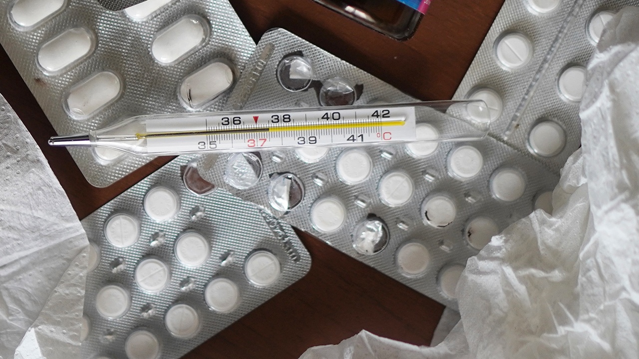 Онищенко предупредил о штамме ковида, который заражает незаметно